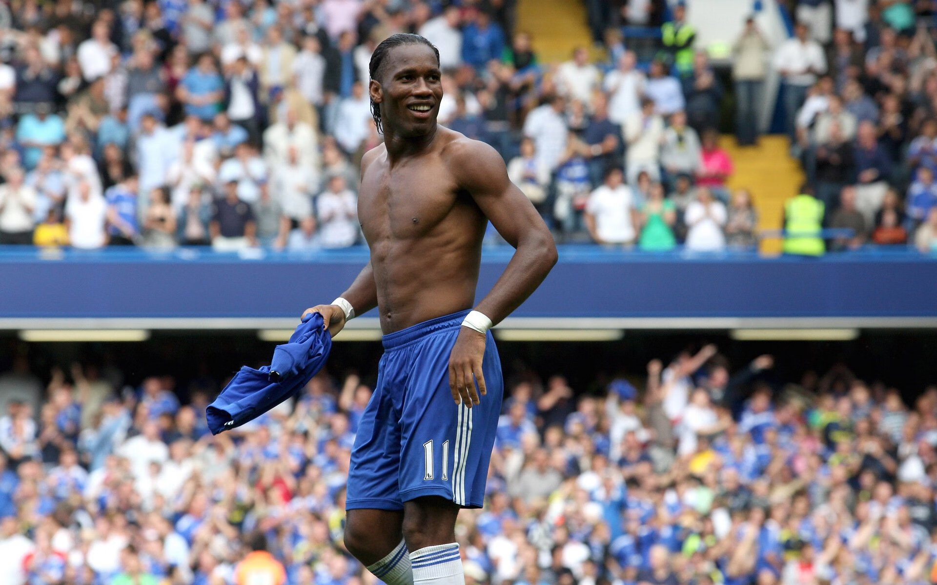 -UFC拳手被KO后仍微笑离场：坚持与坚韧的最佳诠释